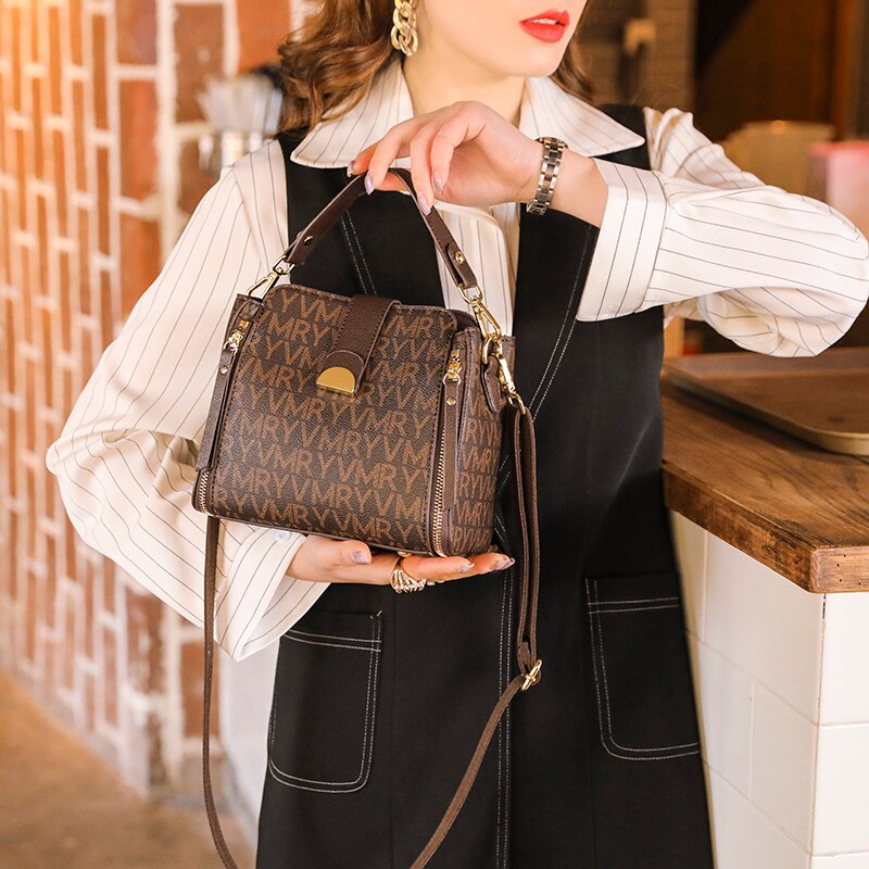 Bolsa transversal estampada com fecho dourado — Bene Donna — imagem 05