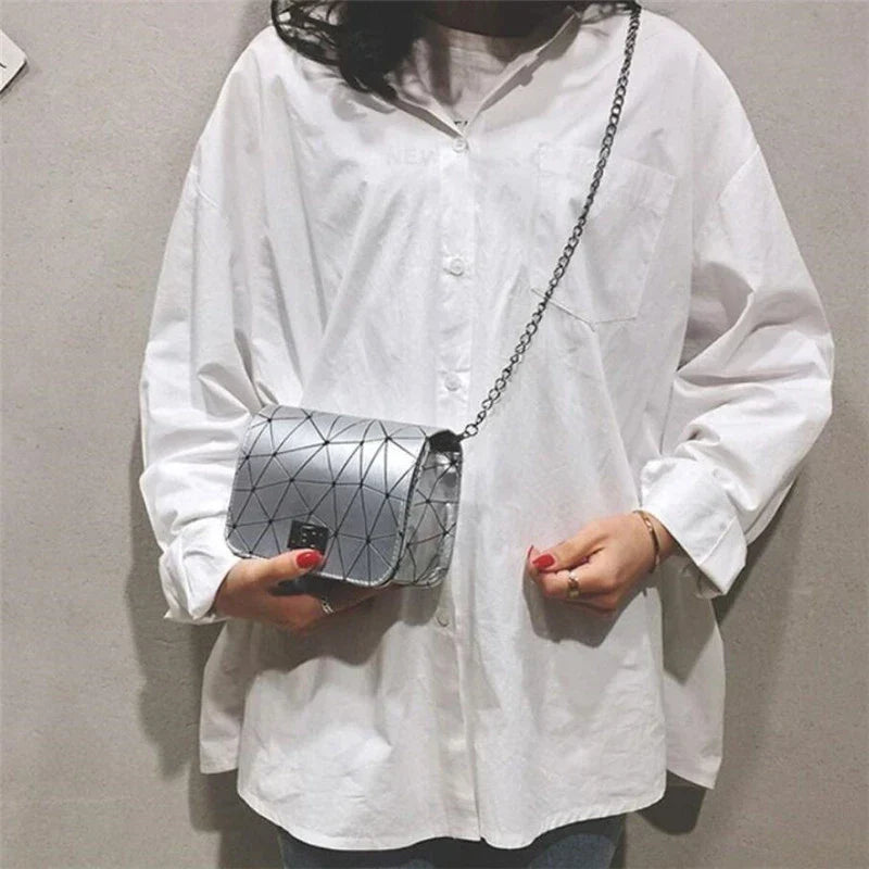 Bolsa transversal geométrica com alça de corrente — Bene Donna — imagem 02
