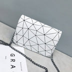 Bolsa transversal geométrica com alça de corrente — Bene Donna — imagem 03