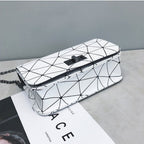 Bolsa transversal geométrica com alça de corrente — Bene Donna — imagem 04