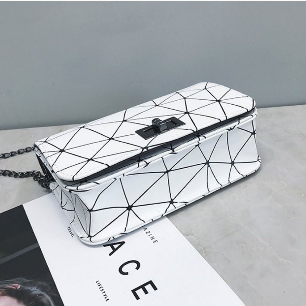 Bolsa transversal geométrica com alça de corrente — Bene Donna — imagem 04