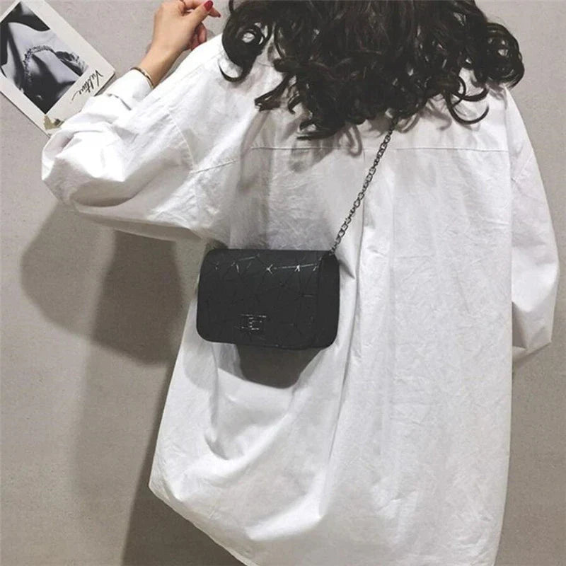 Bolsa transversal geométrica com alça de corrente — Bene Donna — imagem 07