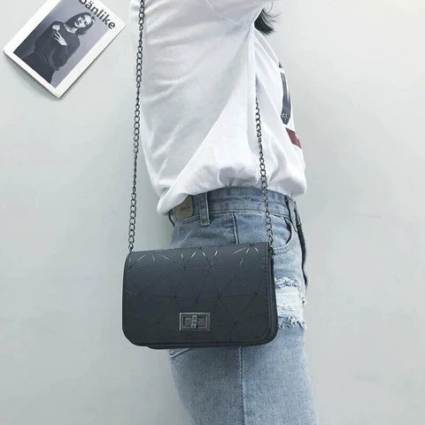 Bolsa transversal geométrica com alça de corrente — Bene Donna — imagem 09