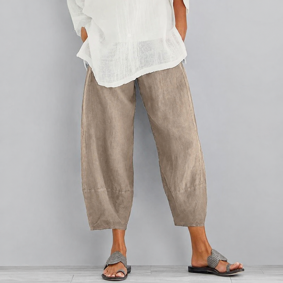 Calça de cintura elástica com modelagem ampla e comprimento curto — Bene Donna — imagem 01