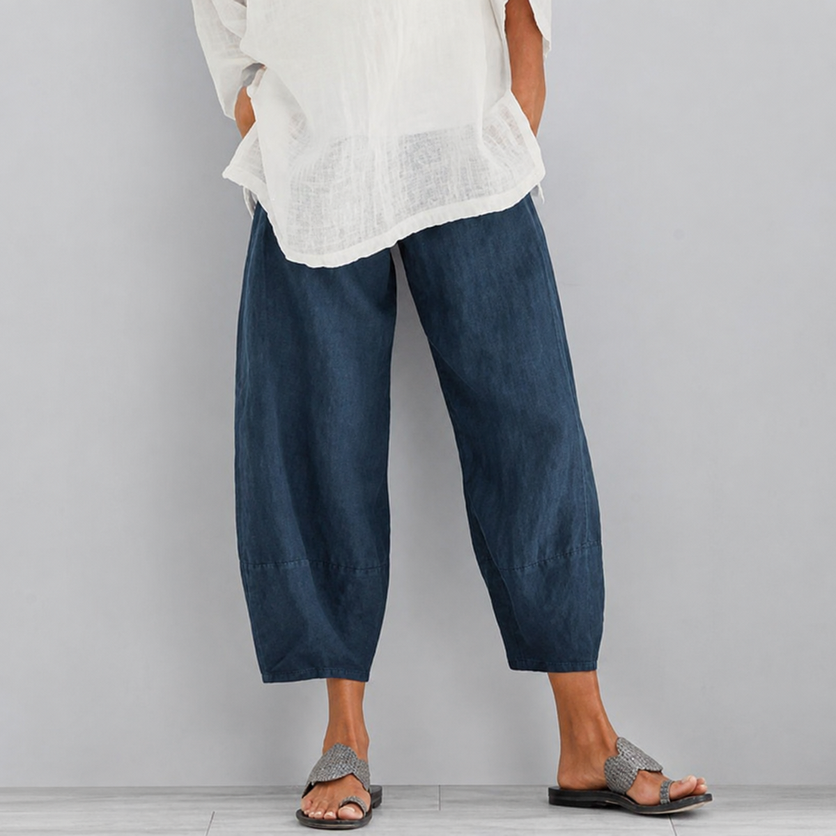Calça de cintura elástica com modelagem ampla e comprimento curto — Bene Donna — imagem 02