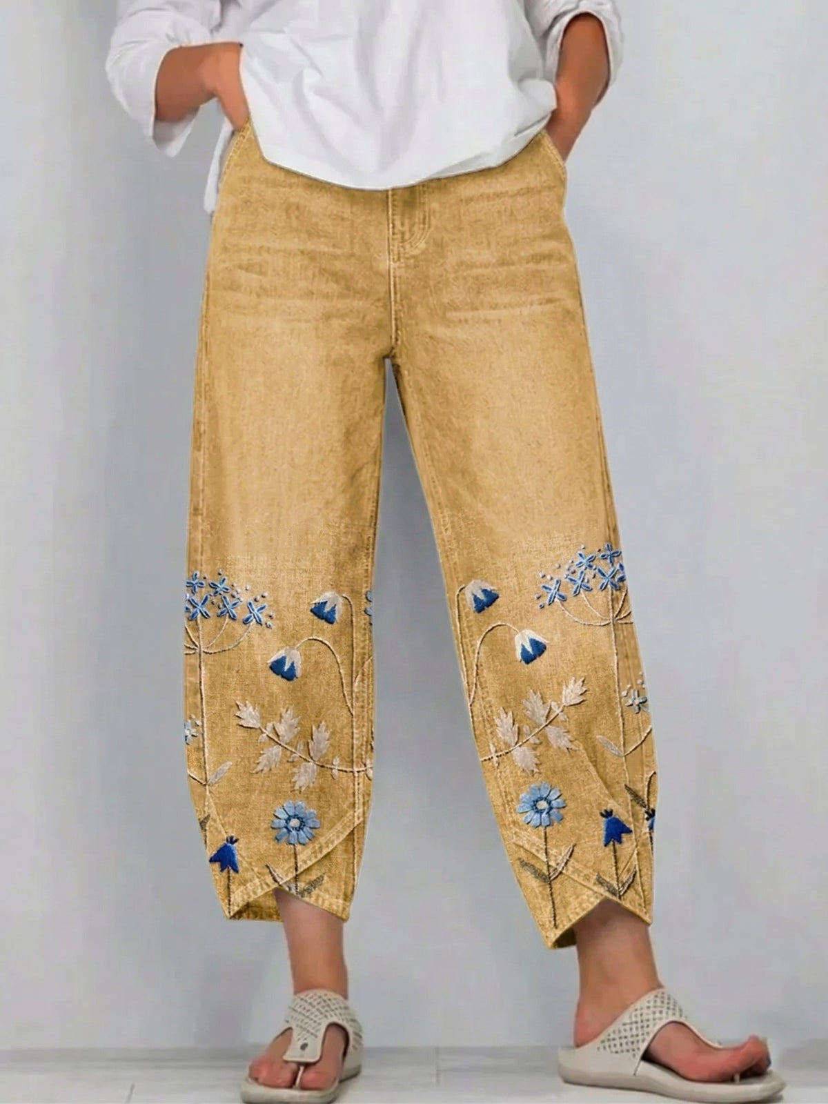 Calça feminina cropped com bordado floral na barra — Bene Donna — imagem 03
