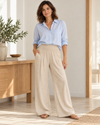 Calça pantalona bege combinada com camisa azul-clara