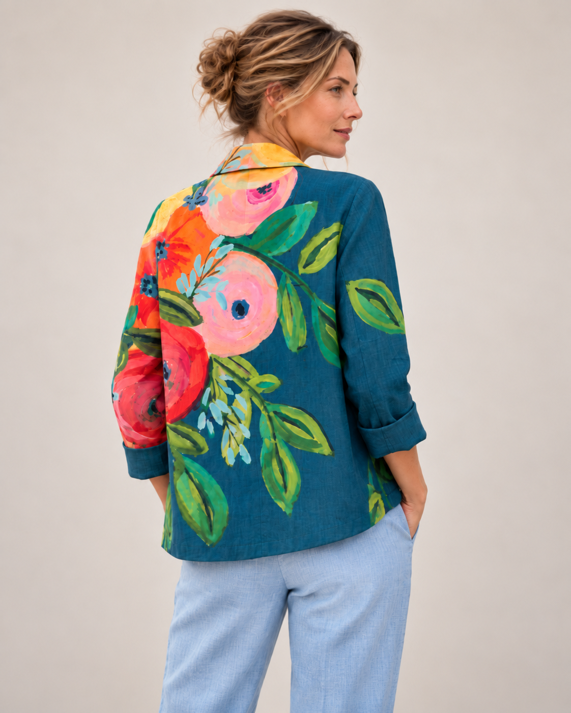 Camisa de estampa artística de flores com bolsos — Bene Donna — imagem 03