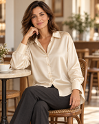 Camisa de seda champagne em composição de uso no café