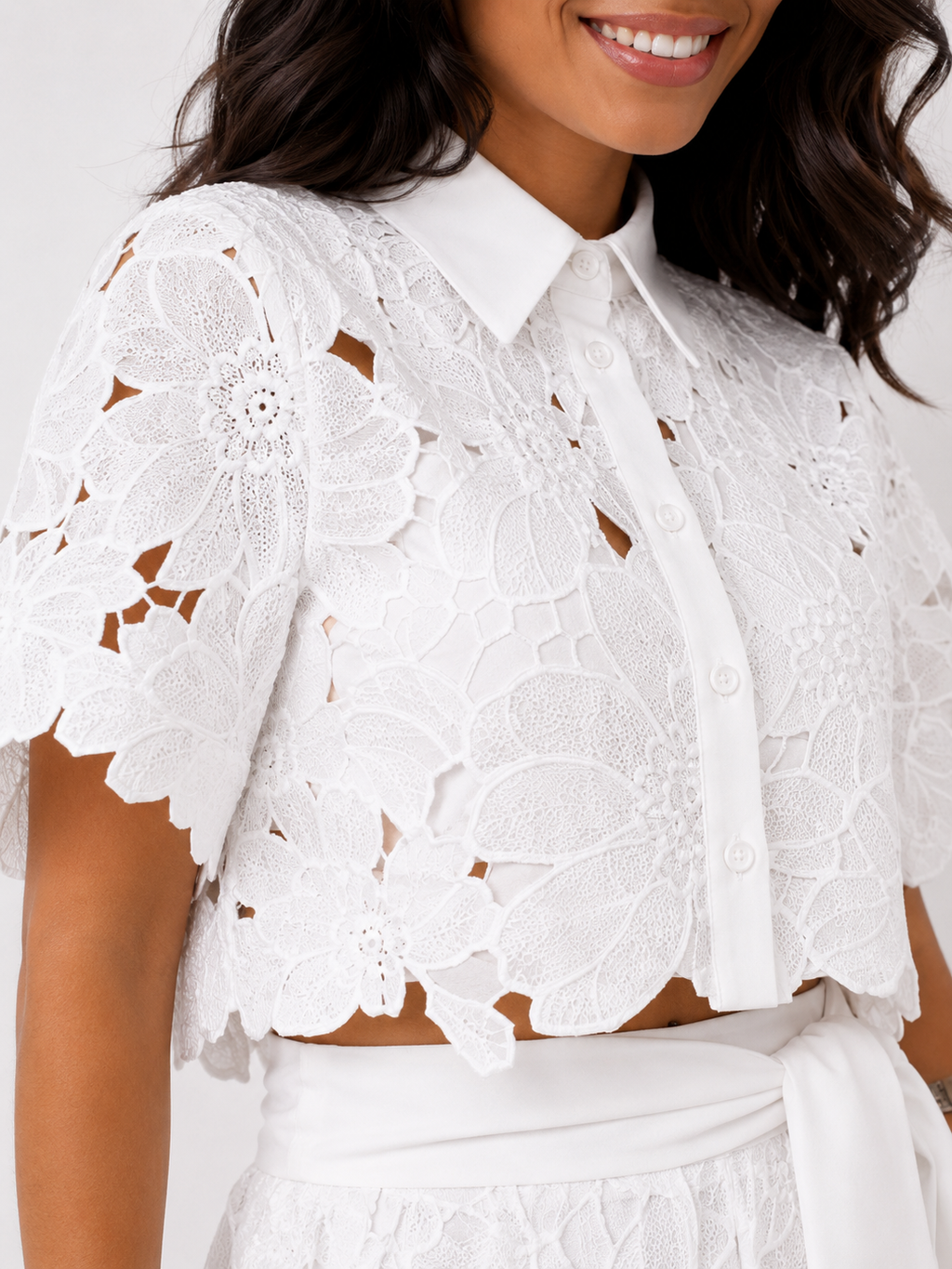 Conjunto de renda floral com blusa de botões e pantalona — Bene Donna — imagem 02