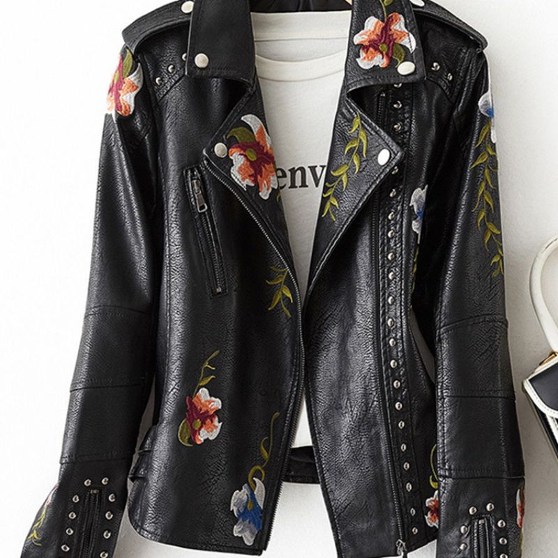 Jaqueta Retrô Couro Sintético Bordada Floral — BeneDonna