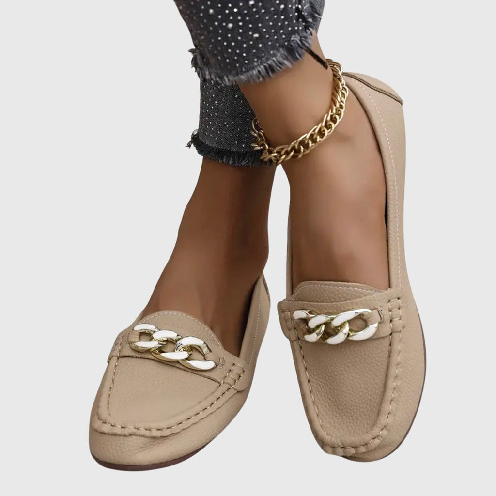 Mocassim com detalhe de corrente e costura aparente — Bene Donna — imagem 03