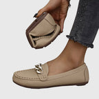 Mocassim com detalhe de corrente e costura aparente — Bene Donna — imagem 06