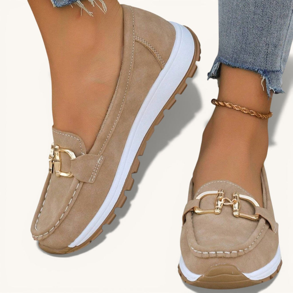 Mocassim com detalhe de fivela e solado contrastante — Bene Donna — imagem 01