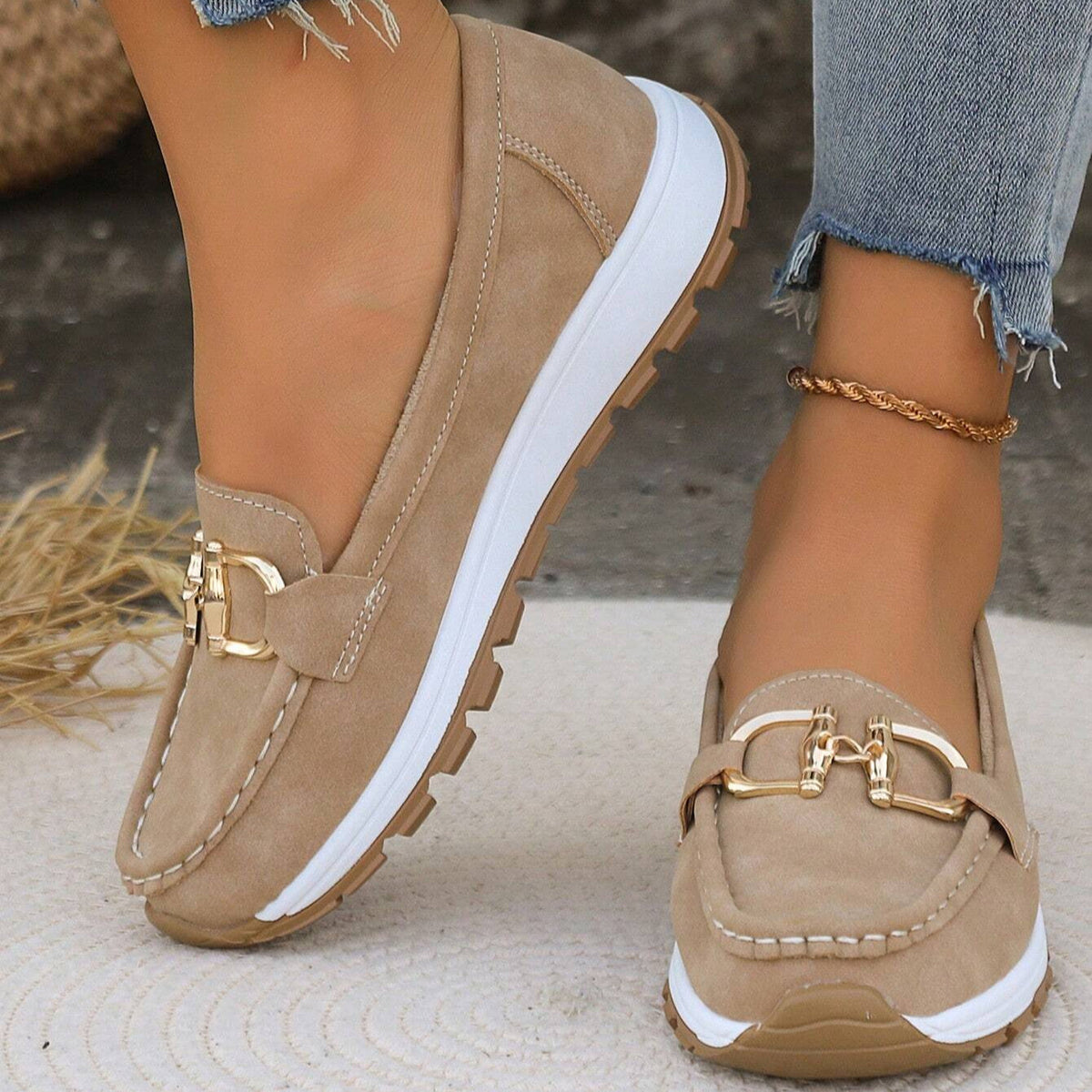 Mocassim com detalhe de fivela e solado contrastante — Bene Donna — imagem 02