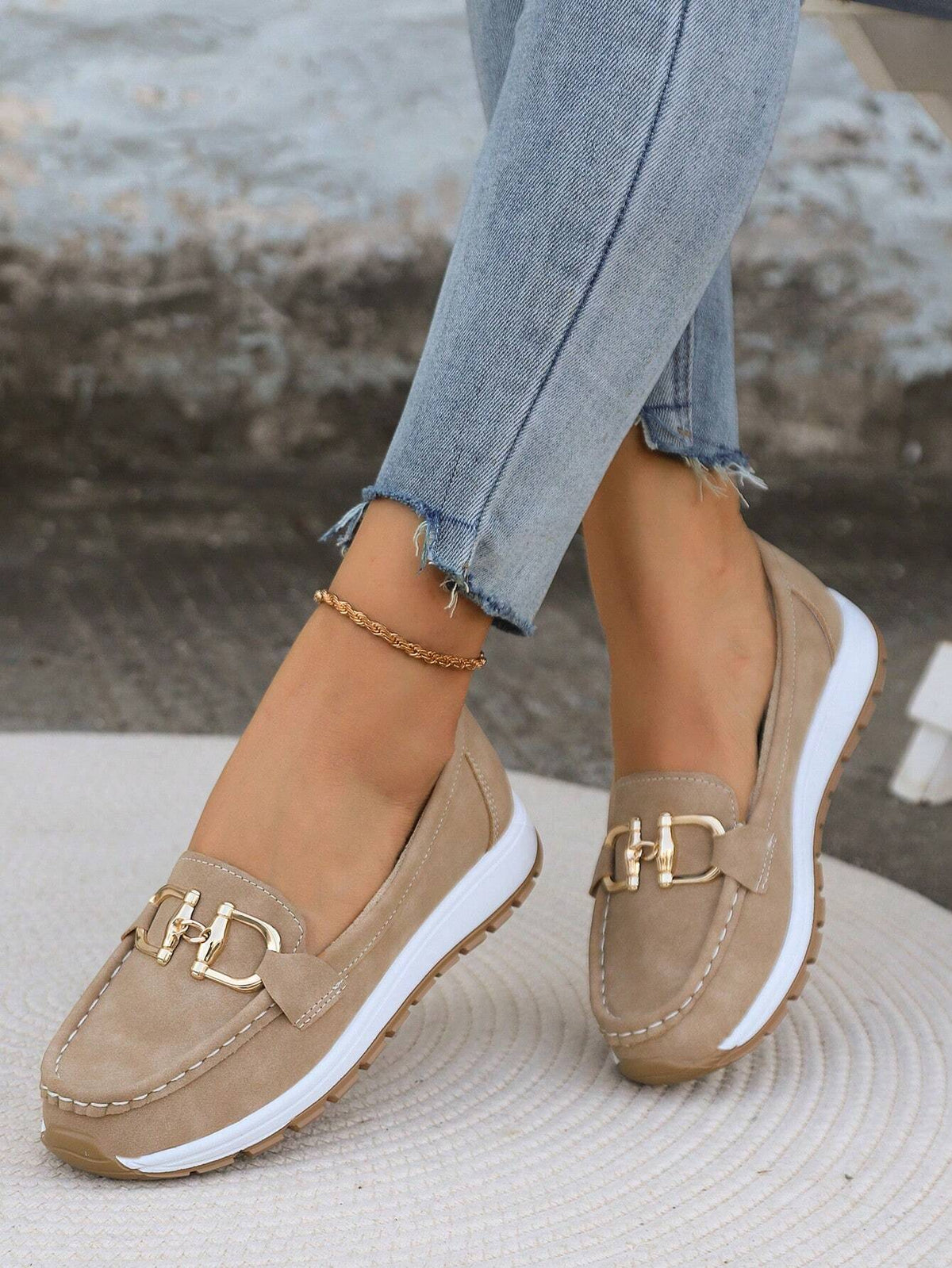 Mocassim com detalhe de fivela e solado contrastante — Bene Donna — imagem 03