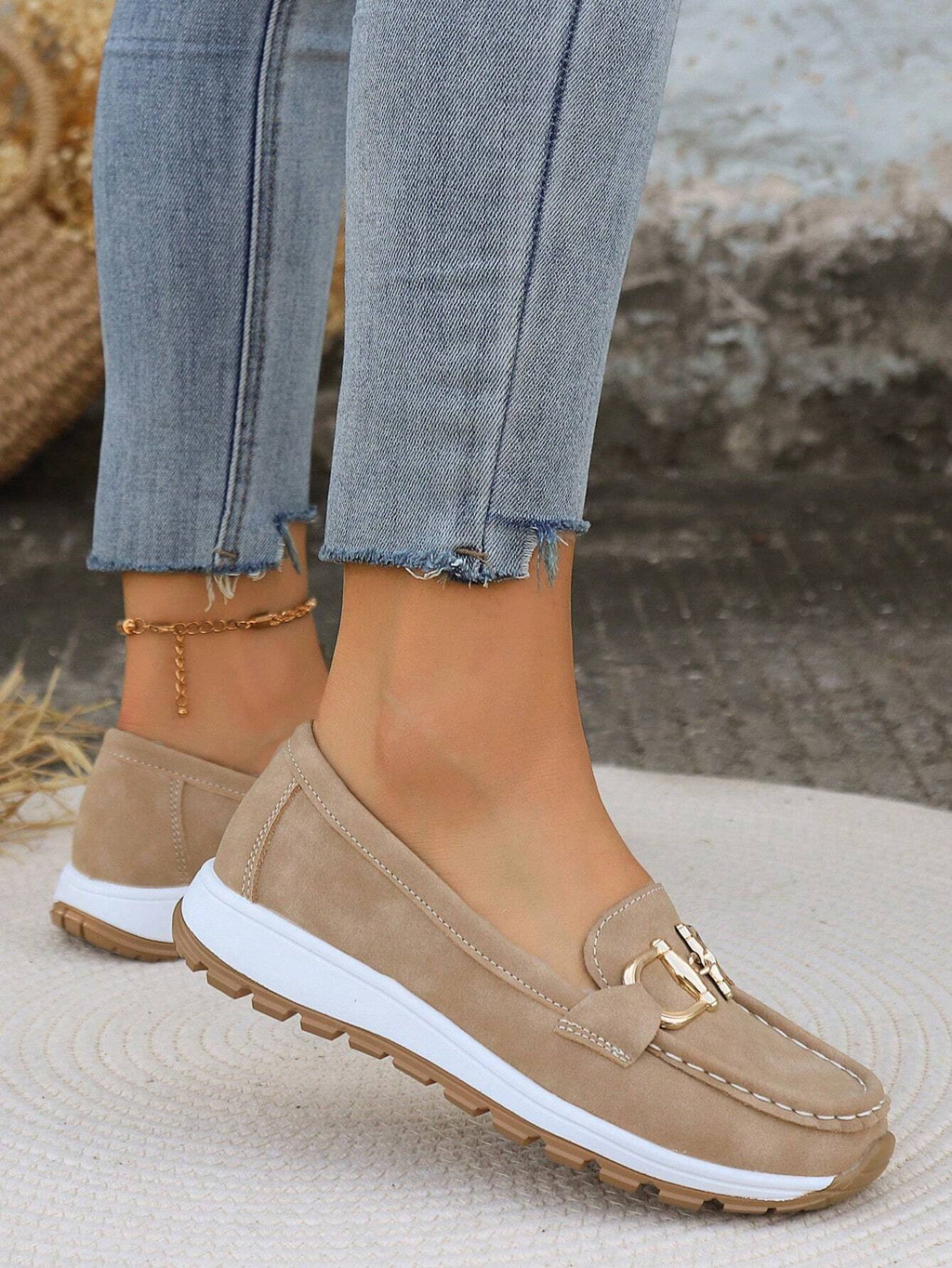 Mocassim com detalhe de fivela e solado contrastante — Bene Donna — imagem 05