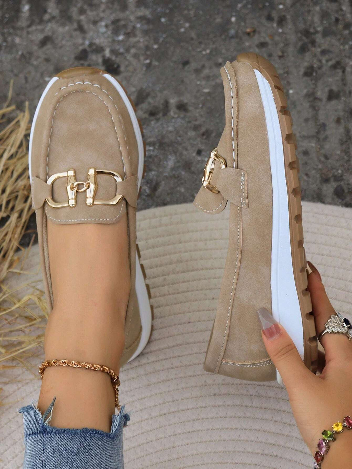 Mocassim com detalhe de fivela e solado contrastante — Bene Donna — imagem 06