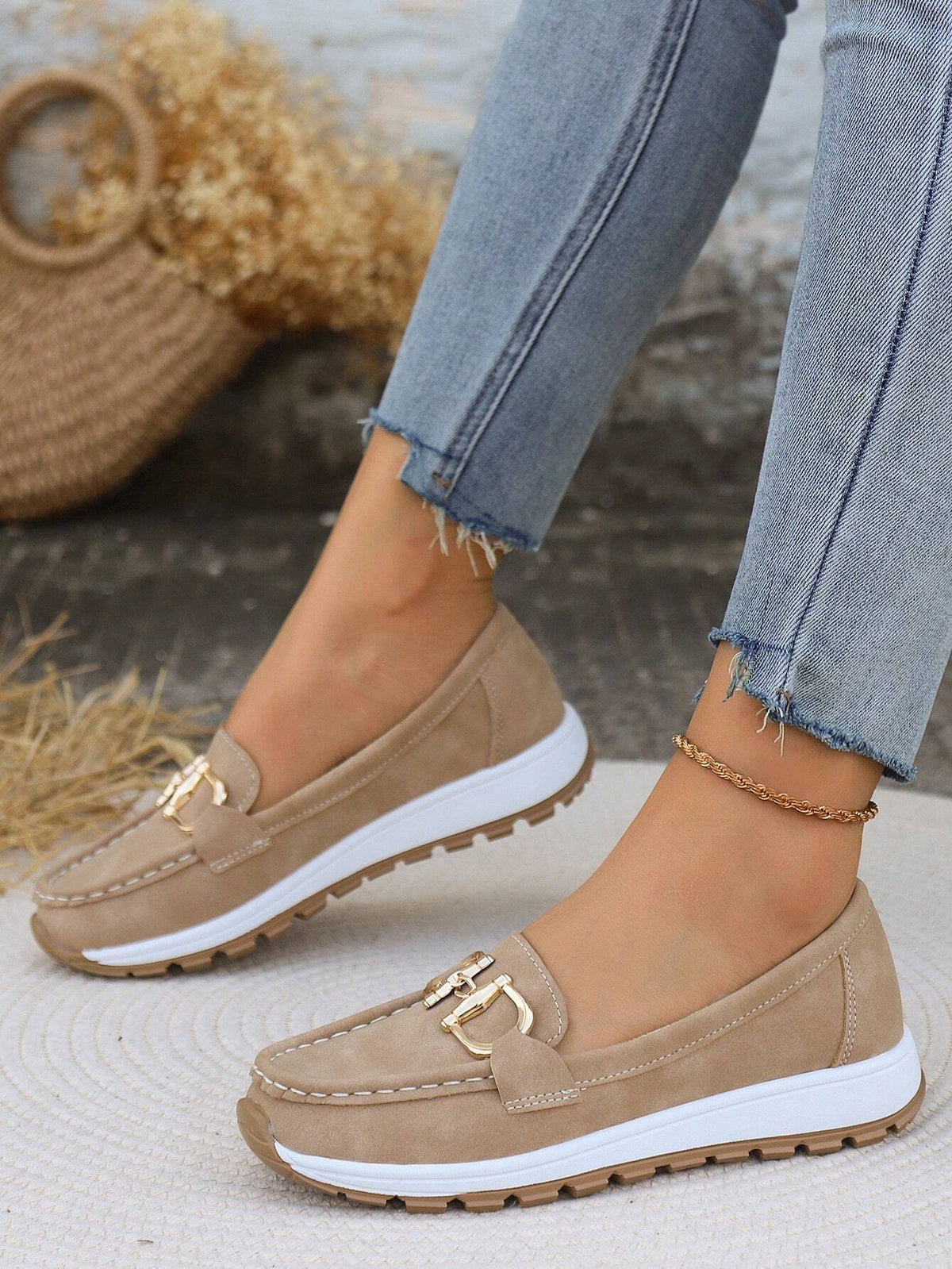 Mocassim com detalhe de fivela e solado contrastante — Bene Donna — imagem 07