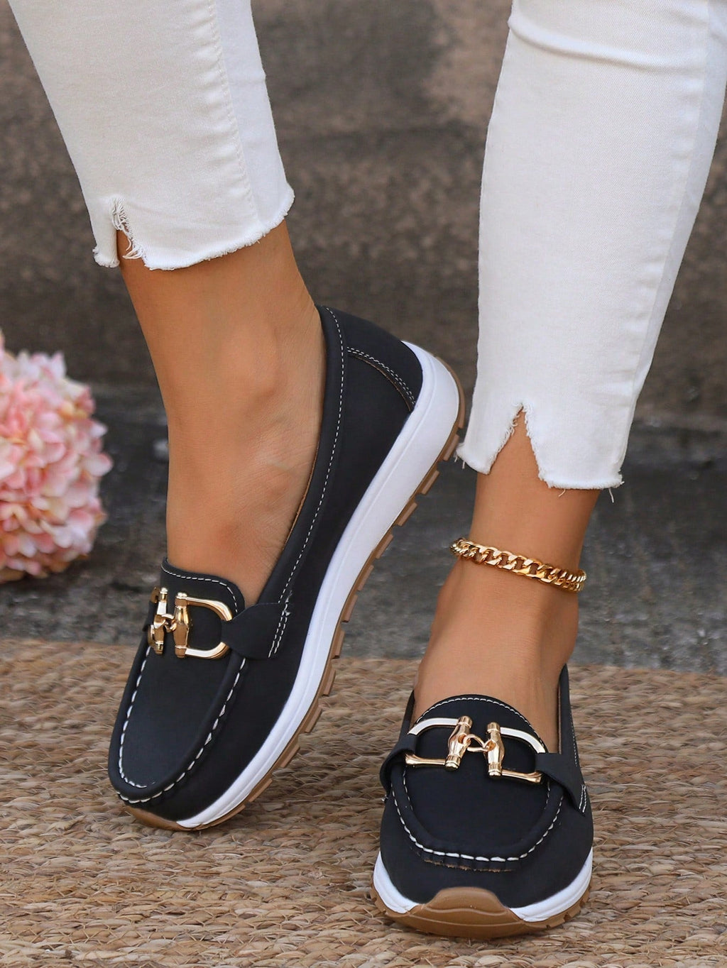 Mocassim com detalhe de fivela e solado contrastante — Bene Donna — imagem 08
