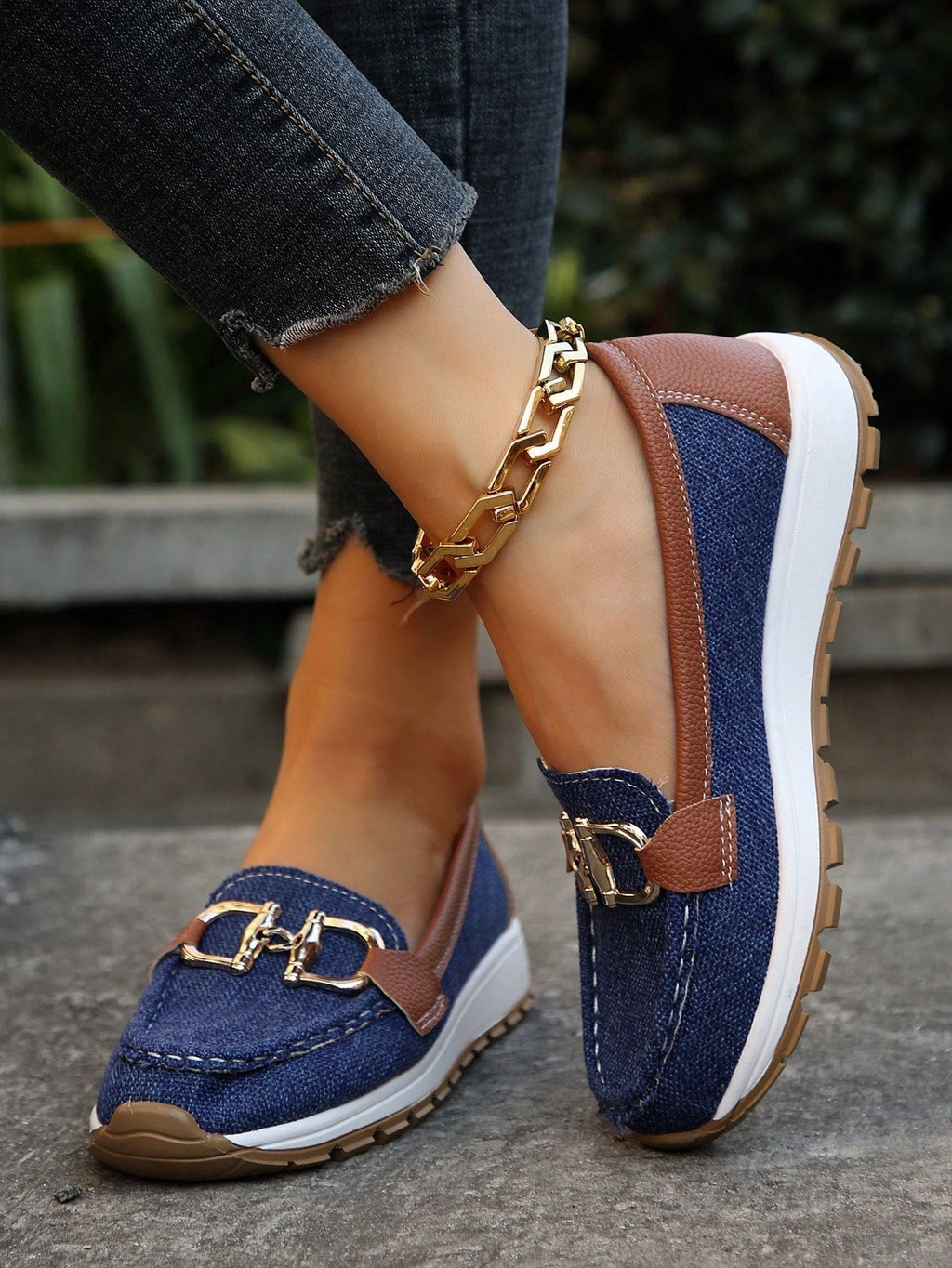Mocassim com detalhe de fivela e solado contrastante — Bene Donna — imagem 09