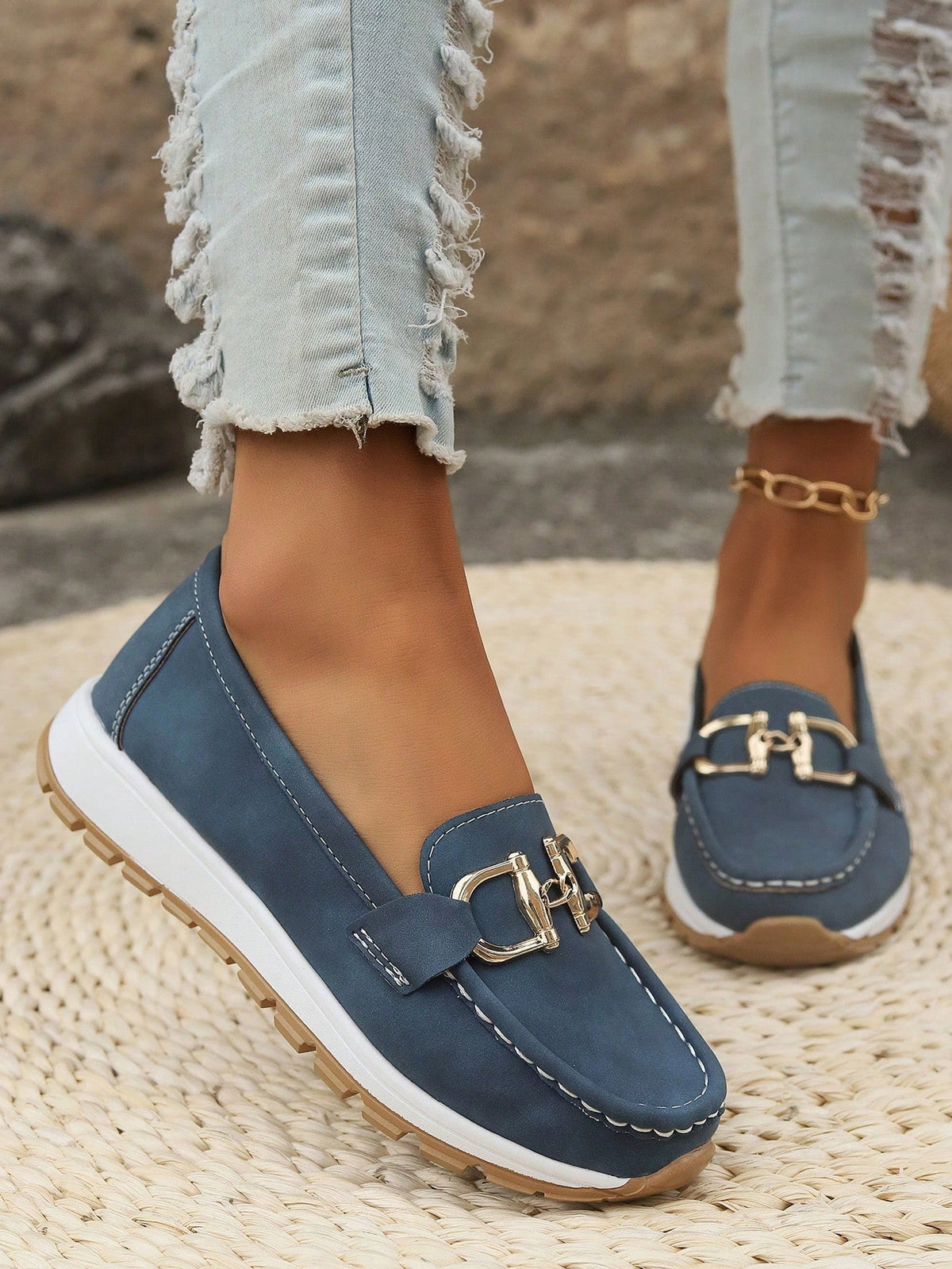 Mocassim com detalhe de fivela e solado contrastante — Bene Donna — imagem 10