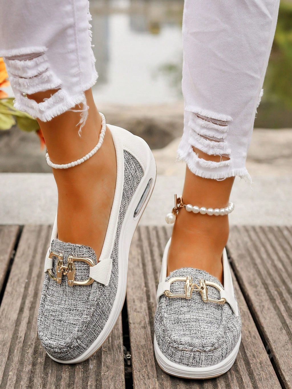 Mocassim com detalhe de fivela e solado contrastante — Bene Donna — imagem 11