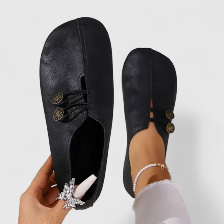 Mocassim de bico arredondado com cordão e detalhe no peito do pé — Bene Donna — imagem 02
