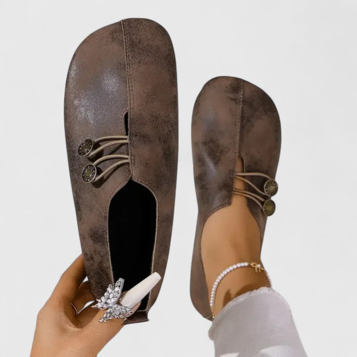 Mocassim de bico arredondado com cordão e detalhe no peito do pé — Bene Donna — imagem 04