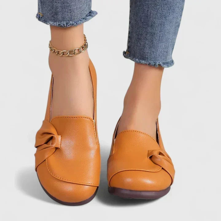 Mocassim de bico arredondado com laço frontal — Bene Donna — imagem 01