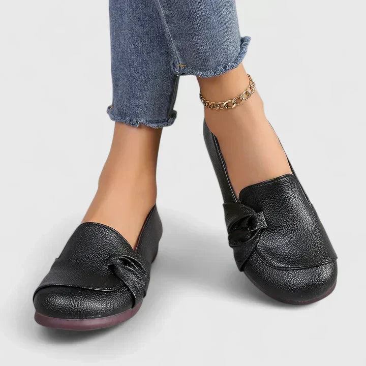 Mocassim de bico arredondado com laço frontal — Bene Donna — imagem 02