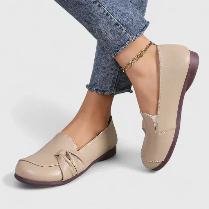 Mocassim de bico arredondado com laço frontal — Bene Donna — imagem 04