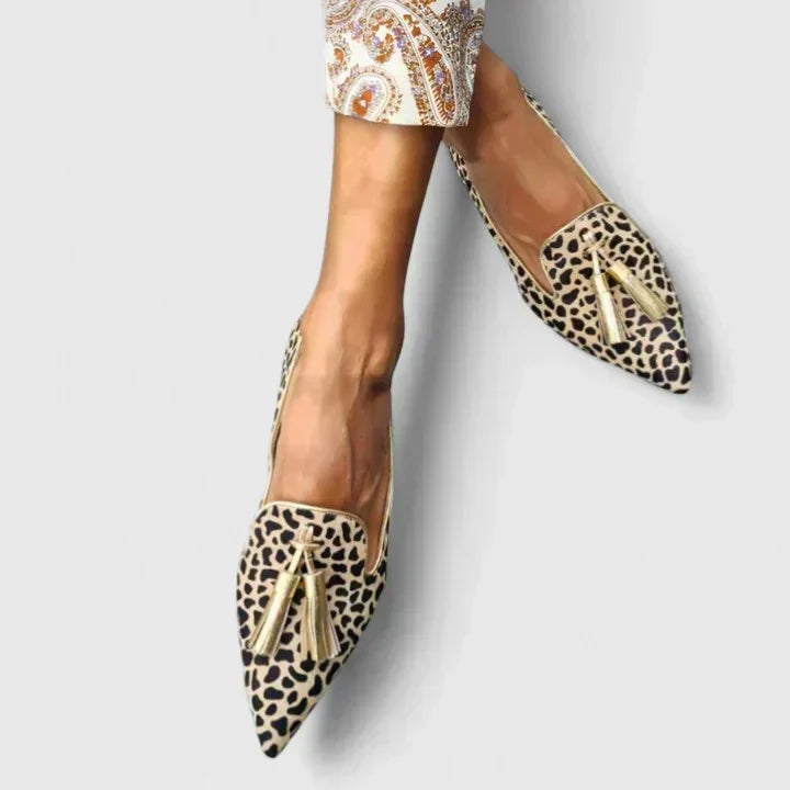 Mocassim de bico fino com borlas e estampa combinada — Bene Donna — imagem 02