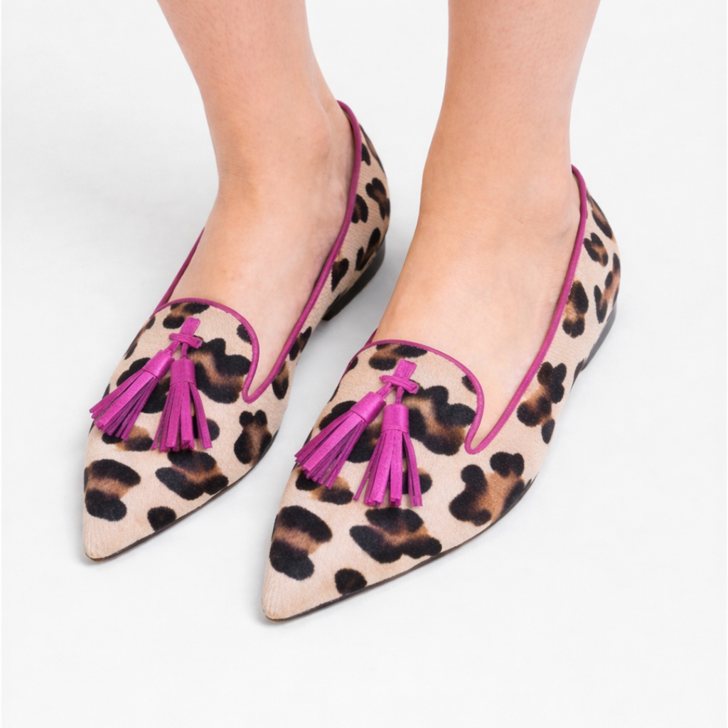Mocassim de bico fino com borlas e estampa combinada — Bene Donna — imagem 03