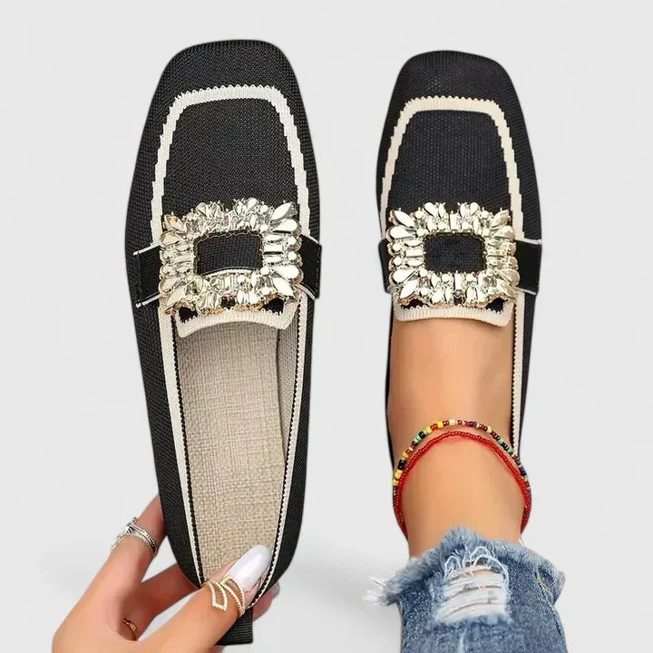 Mocassim de bico quadrado com fivela decorativa — Bene Donna — imagem 03