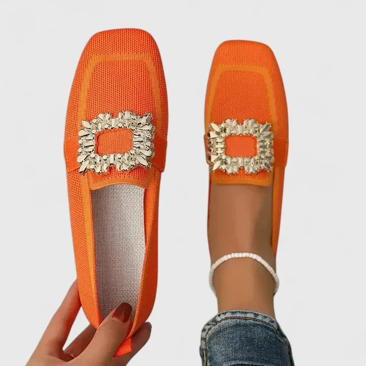Mocassim de bico quadrado com fivela decorativa — Bene Donna — imagem 04