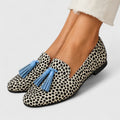 Mocassim de estampa animal com borlas contrastantes — Bene Donna — imagem 01