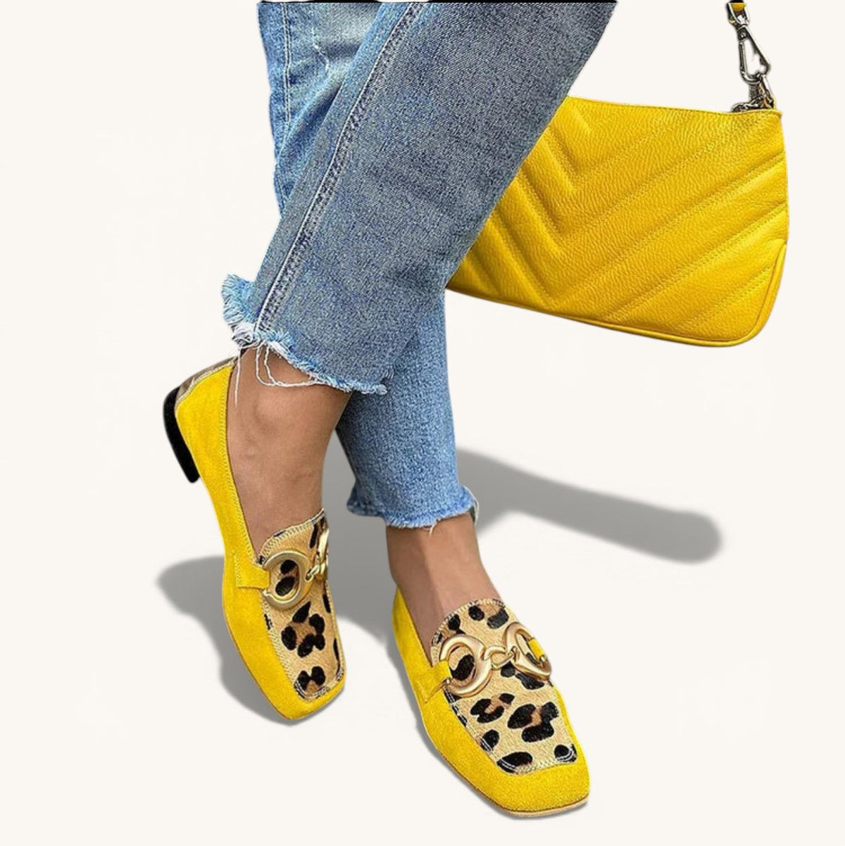 Mocassim de estampa animal sobre fundo amarelo — Bene Donna — imagem 01