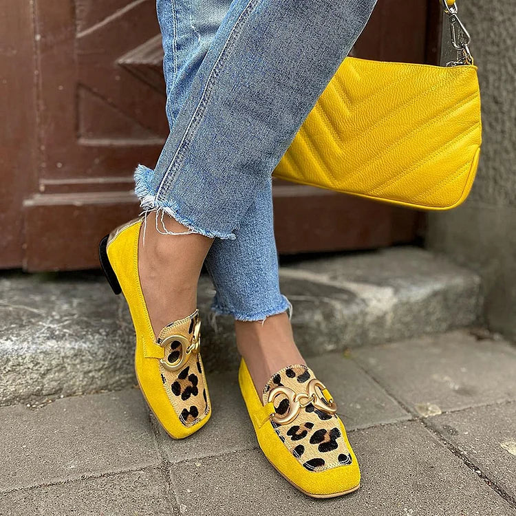 Mocassim de estampa animal sobre fundo amarelo — Bene Donna — imagem 02