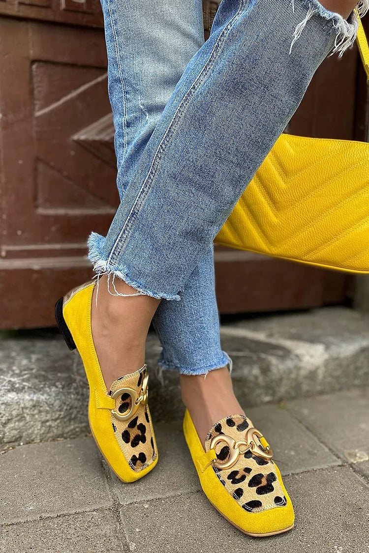 Mocassim de estampa animal sobre fundo amarelo — Bene Donna — imagem 03