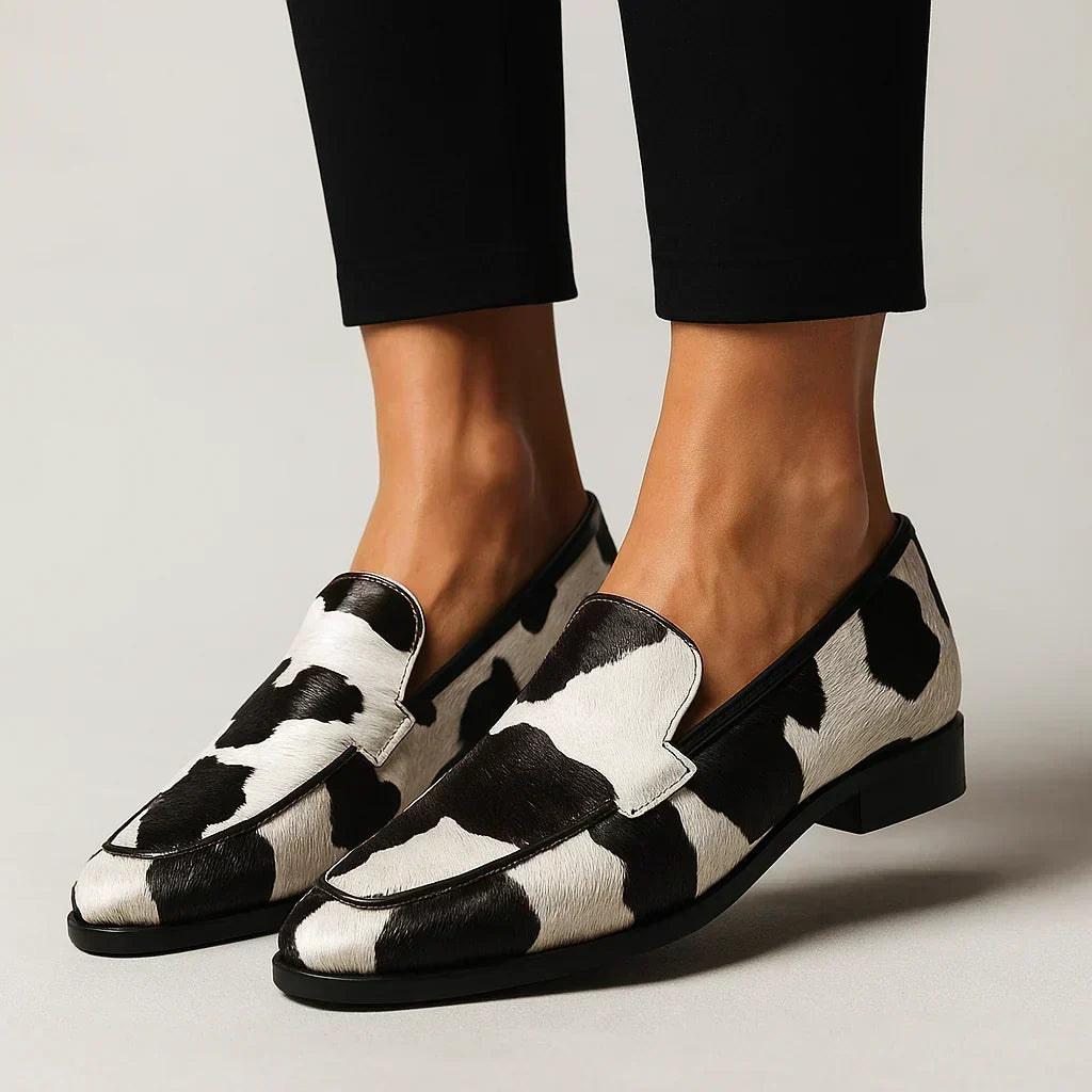 Mocassim de estampa de vaca em preto e branco — Bene Donna — imagem 02