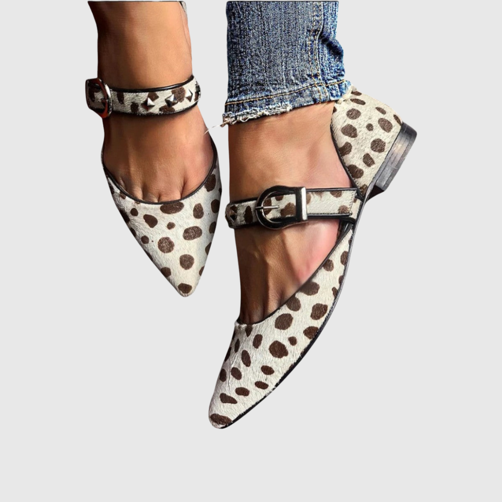 Sapatilha mary jane estampada com tachas e tira no tornozelo — Bene Donna — imagem 01