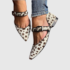 Sapatilha mary jane estampada com tachas e tira no tornozelo — Bene Donna — imagem 01
