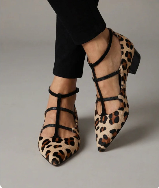 Scarpin de estampa de onça com tiras e salto baixo — Bene Donna — imagem 02