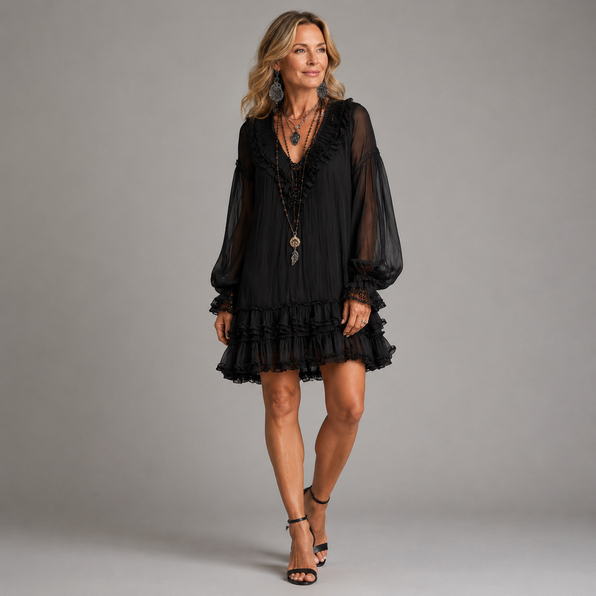 Vestido curto com mangas bufantes transparentes e babados — Bene Donna — imagem 01