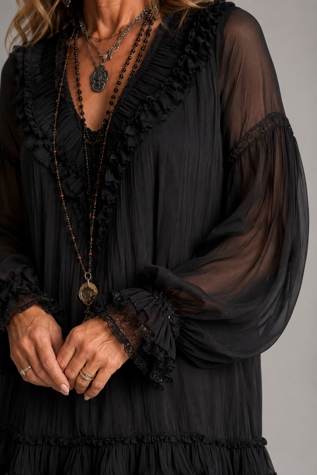 Vestido curto com mangas bufantes transparentes e babados — Bene Donna — imagem 03