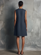 Vestido curto de linho com botões dourados assimétricos — Bene Donna — imagem 02