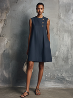 Vestido curto de linho com botões dourados assimétricos — Bene Donna — imagem 03