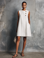 Vestido curto de linho com botões dourados assimétricos — Bene Donna — imagem 05