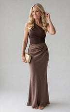 Vestido longo assimétrico com detalhe dourado — Bene Donna — imagem 01
